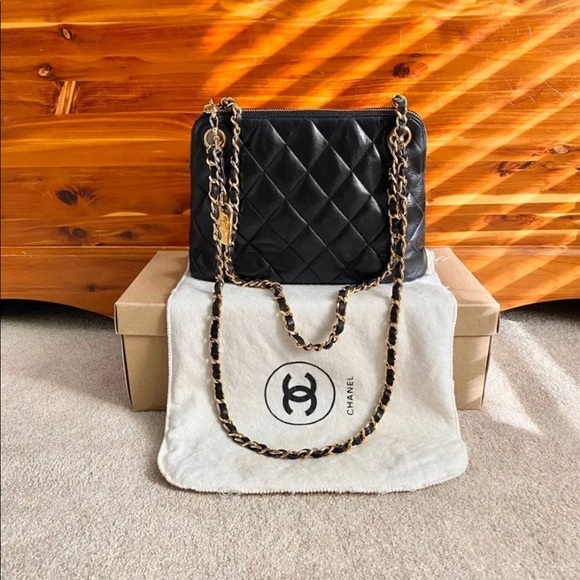 CHANEL Handbags - RARE✨Authentic CHANEL Black Quilted shoulder Bag